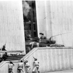 El cascabel dispara en el Palacio con el fin de replegar a los guerrilleros. Foto COLPRENSA