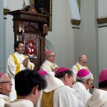 Cardenal Luis José Rueda, arzobispo de Bogotá: “De la curiosidad, rápidamente podemos pasar a la indiferencia y al olvido, mientras que de la compasión, podemos avanzar desde la memoria responsable a la cercanía, al diálogo, al encuentro. (...) La mirada de Jesús, compasiva, llega también a la conciencia del victimario, porque Jesús sabe mirar el corazón de todos”.