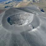 La alerta naranja se mantiene en el volcán Puracé, ubicado en el departamento del Cauca. El nuevo reporte entregado por el Servicio Geológico Colombiano (SGC) revela más detalles de lo que sucede con el cráter.. Foto: Servicio Geológico Colombiano en X.