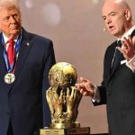 El presidente de Estados Unidos, Donald Trump, recibió hoy de manos del titular de la FIFA, Gianni Infantino, el Premio de la Paz, que por primera vez entrega el organismo que rige el fútbol mundial.