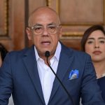 El presidente de la Asamblea Nacional de Venezuela, Jorge Rodríguez, anunció hoy la excarcelación para "un número importante de personas", como gesto del Gobierno Bolivariano "de amplia intención en la búsqueda de paz".