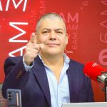 Sin tiquete de vuelta se ha marchado la última generación de periodistas de *6 AM* de *Caracol Radio*, dirigida por *Gustavo Gómez Córdoba*, con lo cual desaparece el icónico espacio que por décadas despertó a la audiencia de Colombia.