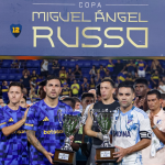 Leandro Paredes y Radamel Falcao con la Copa Miguel Ángel Russo entregada a ambos equipos por el empate 0 a 0