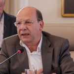 En entrevista exclusiva con La FM, el ministro de Hacienda, Germán Ávila, confirmó que el Gobierno nacional estudia nuevas reducciones en el precio de la gasolina durante los próximos meses,