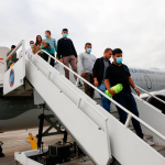 Avión con migrantes colombianos deportados de EE.UU. aterriza en Bogotá