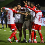 Independiente Santa Fe consiguió tres puntos de gran valor en condición de visitante tras vencer 1-0 a Boyacá Chicó, en el marco de la fecha 4 de la Liga BetPlay.Independiente Santa Fe. @SantaFe