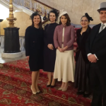 La embajadora de Colombia en Reino Unido Laura Sarabia Torres posa en el Palacio de St. James tras la ceremonia oficial.