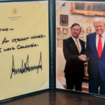 En un post del colombiano se ve una foto en la cual los dos jefes de estado se dan la mano, sonrientes, en el Despacho Oval y una dedicatoria del anfitrión que señala “Gustavo: Un gran Honor. Amor a Colombia”.