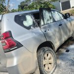 Dos escoltas del senador murieron en el atentado, ocurrido en la vía Fortul–Tame, Arauca. El congresista no viajaba en el vehículo.