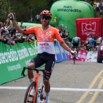 Egan Bernal se consagró campeón nacional de ruta en Zipaquirá tras una intensa batalla en una etapa de casi 210 km, marcada por múltiples vueltas y un pelotón de élite.