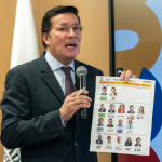 El registrador nacional del Estado Civil, Hernán Penagos, presentó el diseño definitivo de la tarjeta electoral de las consultas de los partidos que se llevarán a cabo el próximo 8 de marzo.