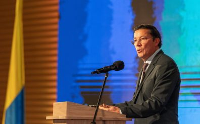 Durante la gala de la entrega de los Premios de Periodismo del Círculo de Periodistas de Bogotá (CPB), el registrador nacional, Hernán Penagos, aseguró que el ejercicio periodístico es determinante para la democracia. Foto Registraduria