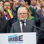 El padre del senador asesinado, Miguel Uribe Turbay, ahora va a aspirar con el Partido Demócrata Colombiano, tras renunciar al Centro Democrático en diciembre del año pasado.