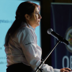 Durante la presentación del informe, la Defensora del Pueblo, Iris Marín Ortiz, señaló que “en este compromiso no nos centramos en la violencia física armada directamente, sino en la calidad del debate electoral.