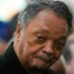 El reverendo Jesse Jackson, dos veces candidato a la nominación demócrata para la presidencia de Estados Unidos e icónico defensor de los derechos civiles, falleció hoy a los 84 años.