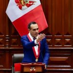 El presidente peruano, José Jerí, fue destituido hoy por una amplia mayoría parlamentaria que dejó atrás conjeturas y presiones de organizaciones empresariales y del embajador de Estados Unidos para mantenerlo en el cargo.