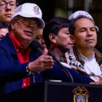 El presidente Gustavo Petro confirmó desde la Plaza de Bolívar que el salario mínimo en Colombia para 2026 conservará el mismo valor establecido en diciembre de 2025. La decisión se adoptó luego de ajustar el decreto presidencial conforme a los requerimientos técnicos y jurídicos señalados por el Consejo de Estado.