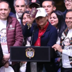 Desde la Plaza de Bolívar, el presidente Gustavo Petro presentó el nuevo pasaporte para los colombianos, y le pidió a Thomas Greg & Sons que entregue la base de datos.