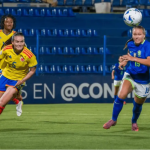 La Selección Colombia femenina volvió a tropezar y cayó 1-0 frente a la Selección de Brasil femenina en lo que fue su segunda salida en el hexagonal del Sudamericano Sub 20. Un partido exigente que terminó marcando un panorama desafiante para el equipo dirigido por Carlos Paniagua.