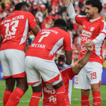 Independiente Santa Fe volvió al triunfo en la Liga Betplay tras tres fechas sin ganar. El equipo bogotano derrotó 2-1 a Junior en El Campín y tomó aire en la tabla. La victoria le permite acercarse al grupo de los ocho y recuperar confianza.@SantaFe