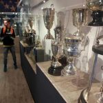 El equipo embajador expone tesoros de la historia azul como la camiseta de Ricardo Lunari, la Copa que le ganó a Real Madrid y artículos de Alfredo Di Stéfano.
Algunos de los trofeos que se exhiben en el el museo embajador / EFE