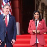 Este restablecimiento de relaciones tiene como meta crear condiciones “para una transición pacífica hacia un gobierno elegido democráticamente”.