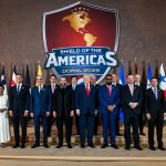 Los asistentes a la cumbre son los líderes de Argentina, Javier Milei; de Bolivia, Rodrigo Paz; de Costa Rica, Rodrigo Chaves; de República Dominicana, Luis Abinader; de Ecuador, Daniel Noboa; de El Salvador, Nayib Bukele; de Guyana, Irfaan Ali; de Honduras, Nasry ‘Tito’ Asfura; de Panamá, José Raúl Mulino; de Paraguay, Santiago Peña; y de Trinidad y Tobago, Kamla Persad-Bissessar. Foto Prensa Casa Blanca