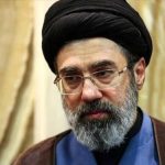 La Asamblea de Expertos de Irán anunció hoy la elección del ayatolá Mojtaba Jamenei como nuevo Líder Supremo de la República Islámica, tras el fallecimiento de su padre, Ali Jamenei, ocurrido días atrás en ataque aéreo de Estados Unidos e Israel.
