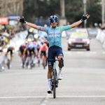 Tras haber sido tercero en Colombier-le-Vieux, Harold Tejada demostró su potencia, habilidad y garra para alzarse con la victoria en Apt, meta de la sexta etapa de la París-Niza 2026