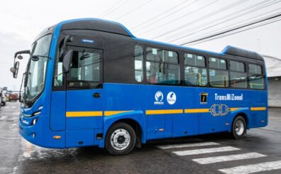 El alcalde Carlos Fernando Galán durante la presentación de la nueva flota de buses eléctricos fabricados en Colombia para el componente zonal del sistema. Foto: Alcaldía de Bogotá