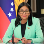 Julio Sánchez Cristo, director de 6AM W de Caracol Radio, reveló en primicia que Estados Unidos levantó las sanciones contra la presidenta interina de Venezuela, Delcy Rodríguez, quien asumió el mando de su país después de que Washington destituyera a Nicolás Maduro en una operación militar.