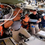 Victor Glover, Jeremy Hansen y Reid Wiseman trabajan juntos dentro de la nave espacial Orion en su viaje a la Luna. NASA