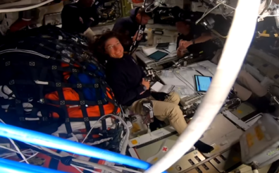 La tripulación de Artemis II flota en Orión; la astronauta de la NASA Christina Koch sonríe a la cámara mientras la NASA. La fotografía de primer plano de Jessica Taveau