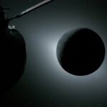 La Luna, iluminada por el Sol durante un eclipse solar, fue fotografiada por la nave espacial Orión de la NASA el lunes 6 de abril de 2026, durante la misión Artemis II. Orión se observa en primer plano a la izquierda. La Tierra refleja la luz solar en el borde izquierdo de la Luna, que brilla ligeramente más que el resto del disco. El punto brillante visible justo debajo del borde inferior derecho de la Luna es Saturno. Más allá, el punto brillante en el borde derecho de la imagen es Marte.Crédito: NASA