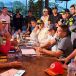 Tras más de tres horas de diálogo, los manifestantes y las autoridades llegaron a un acuerdo: el paro continúa, pero se levantan los bloqueos en el peaje de Lebrija,