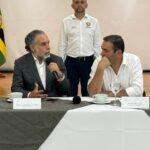 El anuncio del levantamiento de los bloqueos lo hizo el ministro del Interior, Armando Benedetti, quien anunció mesas técnicas para el ajuste de avalúos.