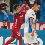 El Escarlata remontó y logró su primer triunfo en la competición.