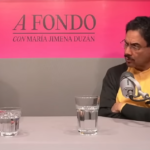 "Vi a un Iván Cepeda más separado del Presidente": María Jimena Duzán
Bogotá, abril 21, 2026_ RAM _La periodista María Jimena Duzán presentó detalles sobre su reciente entrevista con el senador Iván Cepeda, destacando la definición ideológica del candidato de la izquierda y sus diferencias con el actual gobierno de Gustavo Petro. 
Según la comunicadora, el candidato busca proyectar una imagen de autonomía frente al Ejecutivo, negando el uso de recursos estatales para sus movilizaciones y planteando una visión de Estado que combine la empresa privada con una mayor intervención pública en la economía colombiana.
Ante las interrogantes sobre su postura política, María Jimena Duzán consultó directamente al senador sobre si su formación correspondía a un perfil marxista leninista, a lo cual el candidato respondió negativamente. La periodista describió a Cepeda como un hombre de izquierda progresista demócrata que no tiene el propósito de eliminar el modelo económico vigente, aunque considera que este requiere transformaciones profundas. En palabras de la entrevistadora, el senador afirmó que "no quería" transformar el país en un modelo netamente estatista, sino implementar un sistema mixto.
En este esquema propuesto por el candidato, se mantendría la presencia del Estado junto a la empresa privada, bajo la premisa de que el sector público "pudiera tener que decir mucho más" en la dirección de la economía. Duzán subrayó que, a diferencia de otros actores políticos, Cepeda muestra una transparencia que puede ser interpretada como una falta de habilidad táctica, ya que "es un tipo como más transparente" en sus reacciones ante los cuestionamientos de la prensa. Esta característica, según la periodista, permite identificar con claridad sus posturas frente a temas sensibles para la opinión pública y los sectores productivos.

¿Qué diferencias existen entre Iván Cepeda y Gustavo Petro?
Uno de los puntos centrales de la entrevista fue la distancia que el senador marcó respecto a ciertas decisiones de la actual administración. María Jimena Duzán manifestó haber percibido a un candidato con capacidad crítica, resaltando que el senador "no hubiera comprado los aviones Gripen", distanciándose así de las políticas de defensa del mandatario. De igual forma, el entrevistado mostró una agenda propia en temas de corrupción y el manejo de los acuerdos de paz, enfocándose en la propuesta de un acuerdo nacional en lugar de una asamblea constituyente.
La periodista enfatizó que observó a un "Iván más separado de Petro", aunque aclaró que este distanciamiento no implica una ruptura total de sus vínculos políticos. Al ser consultado sobre el apoyo logístico del gobierno en sus eventos de campaña, el senador fue enfático al asegurar que "eso no es con ayuda del gobierno". Duzán también analizó el panorama electoral de cara a una posible segunda vuelta, señalando que las encuestas actuales sugieren un escenario de confrontación entre Cepeda y la también senadora Paloma Valencia, a quien identificó como la figura con mayor crecimiento en los sondeos frente a otros precandidatos.
Finalmente, el análisis incluyó proyecciones sobre la viabilidad de una victoria en primera vuelta, posibilidad que el senador ve factible pero que la periodista considera improbable bajo las condiciones actuales. Según Duzán, una eventual disputa contra sectores de la derecha tradicional representaría una "pelea muy dura" en las urnas. La entrevista concluyó con una reflexión sobre la credibilidad de los políticos en campaña, donde la comunicadora reiteró que su labor es transmitir lo escuchado, manteniendo el escepticismo natural del oficio ante las promesas electorales y la transformación de los candidatos al llegar al poder.