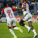 el equipo bogotano aprovechó un error en salida del Pasto para ampliar la ventaja. Omar Fernández Frasica recuperó el balón en campo rival y asistió rápidamente a Hugo Rodallega, quien no perdonó y definió con contundencia para el 2-0 parcial.@SantaFe