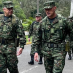 General Hugo López, comandante de las Fuerzas Militares, y general Royer Gómez, comandante del Ejército Nacional. Foto: Fuerzas Militares.