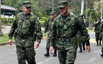 General Hugo López, comandante de las Fuerzas Militares, y general Royer Gómez, comandante del Ejército Nacional. Foto: Fuerzas Militares.