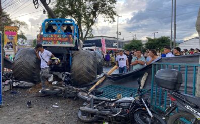 Camioneta Monster Truck pierde el control y deja tres personas fallecidas y 38 heridas