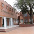 La Clínica tiene un déficit de 35 mil millones de pesos por falta de pago de las aseguradoras, lo que impide pagar salarios a 573 empleados. Debido a esta razón el domingo 3 de mayo se presentó una renuncia masiva de los médicos de la unidad de cuidados intensivos.
