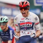 Paul Magnier se enfunda la maglia rosa imponerse en el esprint de la primera etapa del Giro
