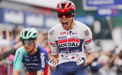 Paul Magnier se enfunda la maglia rosa imponerse en el esprint de la primera etapa del Giro