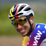El colombiano Egan Bernal sumó seis segundos de bonificación para la clasificación general, donde marcha tercero, a cuatro segundos de Silva, al igual que el germano Stork.