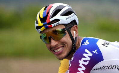 El colombiano Egan Bernal sumó seis segundos de bonificación para la clasificación general, donde marcha tercero, a cuatro segundos de Silva, al igual que el germano Stork.