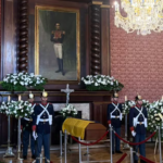 Guardia Presidencial y calle de honor acompañan la velación de Germán Vargas Lleras en Bogotá.