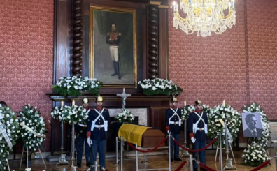 Guardia Presidencial y calle de honor acompañan la velación de Germán Vargas Lleras en Bogotá.