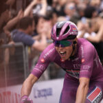 El francés Paul Magnier (Soudal Quick-Step) conquistó este domingo la tercera etapa del Giro de Italia, de 175 kilómetros entre Plovdiv y Sofía, tras imponerse en un electrizante esprint decidido por fotofinish.